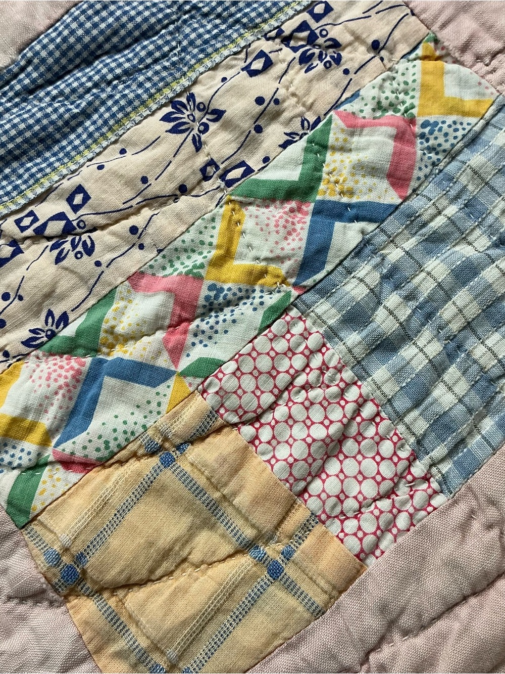 Vintage 1930s/40s hand stitched pale pink patchwork quilt 66x77 USA made - Picture 7 of 12
